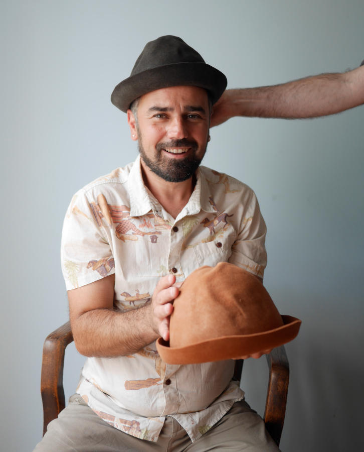 mister vertigo teatro sobrero en mano y otro sombrero que alguien se lo coloca en la cabeza color