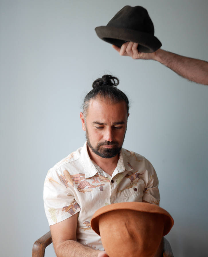 mister vertigo teatro sobrero en mano y otro sobre la cabeza color