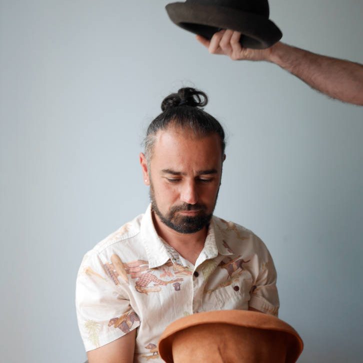 mister vertigo teatro sobrero en mano y otro sobre la cabeza color